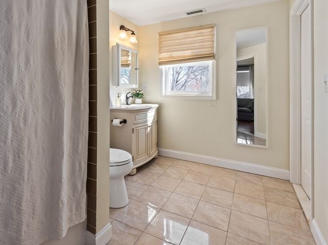 81 Longmeadow Dr, Lowell, MA 01852