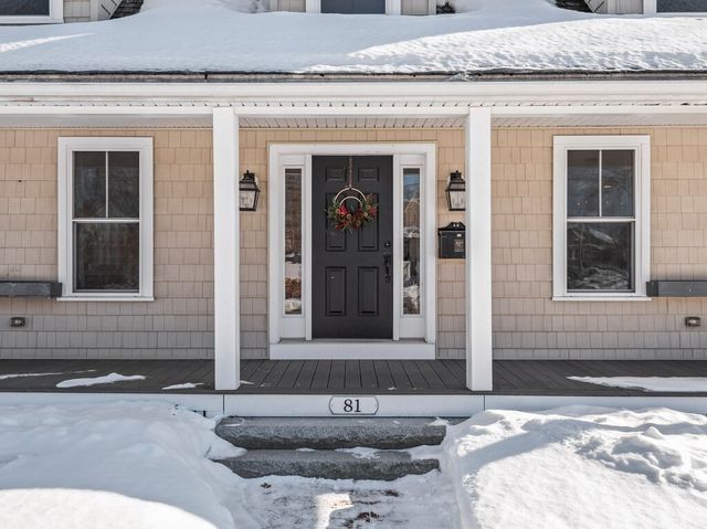 81 Longmeadow Dr, Lowell, MA 01852