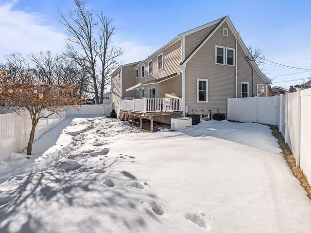 81 Longmeadow Dr, Lowell, MA 01852