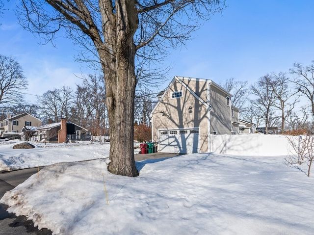 81 Longmeadow Dr, Lowell, MA 01852