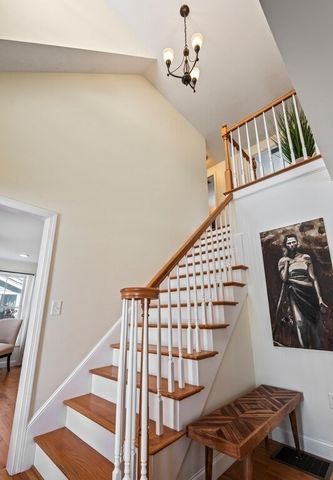 81 Longmeadow Dr, Lowell, MA 01852