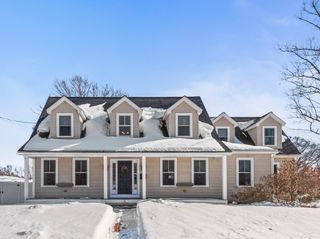 81 Longmeadow Dr, Lowell, MA 01852