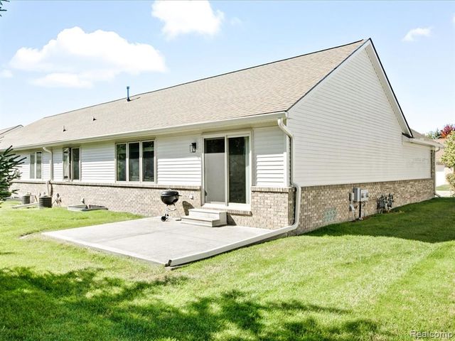 592 Snowbird Circle, Saint Clair, MI 48079