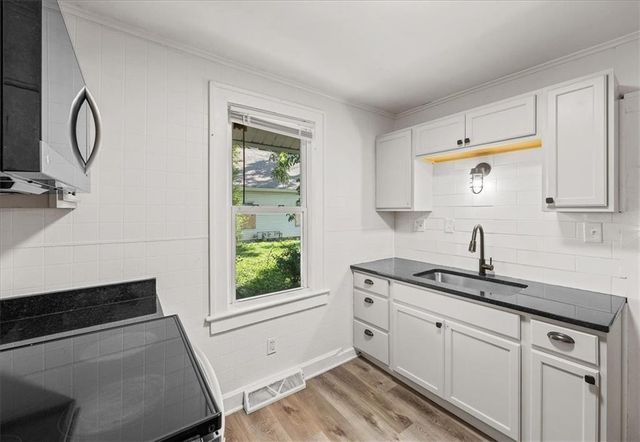 1116 S Woodland Avenue, Independence, MO 64050