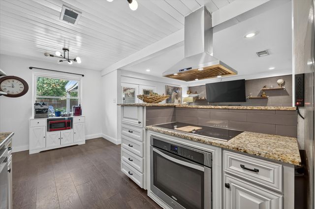 8920 Kincaid Drive, Benbrook, TX 76116