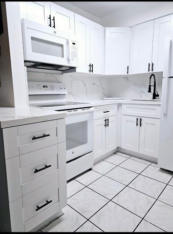 8701 SW 141st St B8, Palmetto Bay, FL 33176