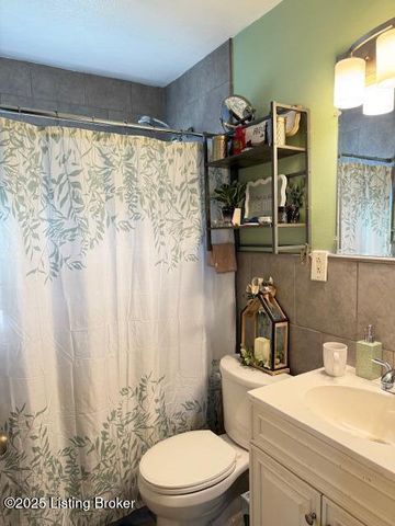 7703 Mango Dr, Louisville, KY 40258