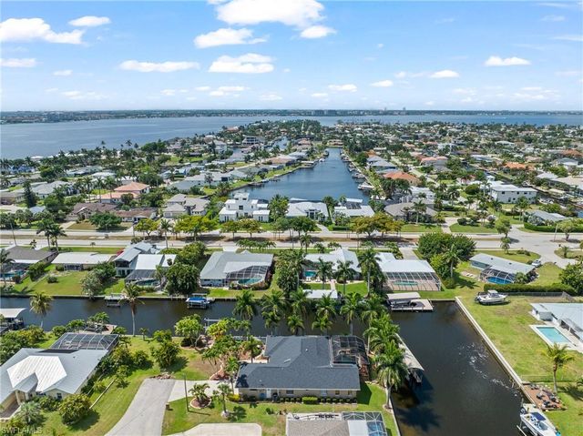 1412 Windsor CT, Cape Coral, FL 33904