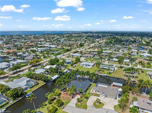 1412 Windsor CT, Cape Coral, FL 33904