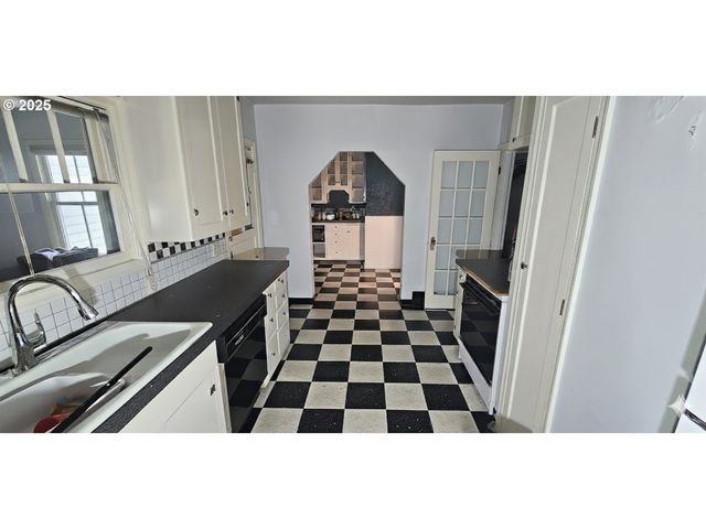 5836 Ne HALSEY St, Portland, OR 97213