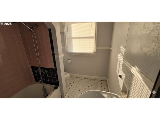 5836 Ne HALSEY St, Portland, OR 97213