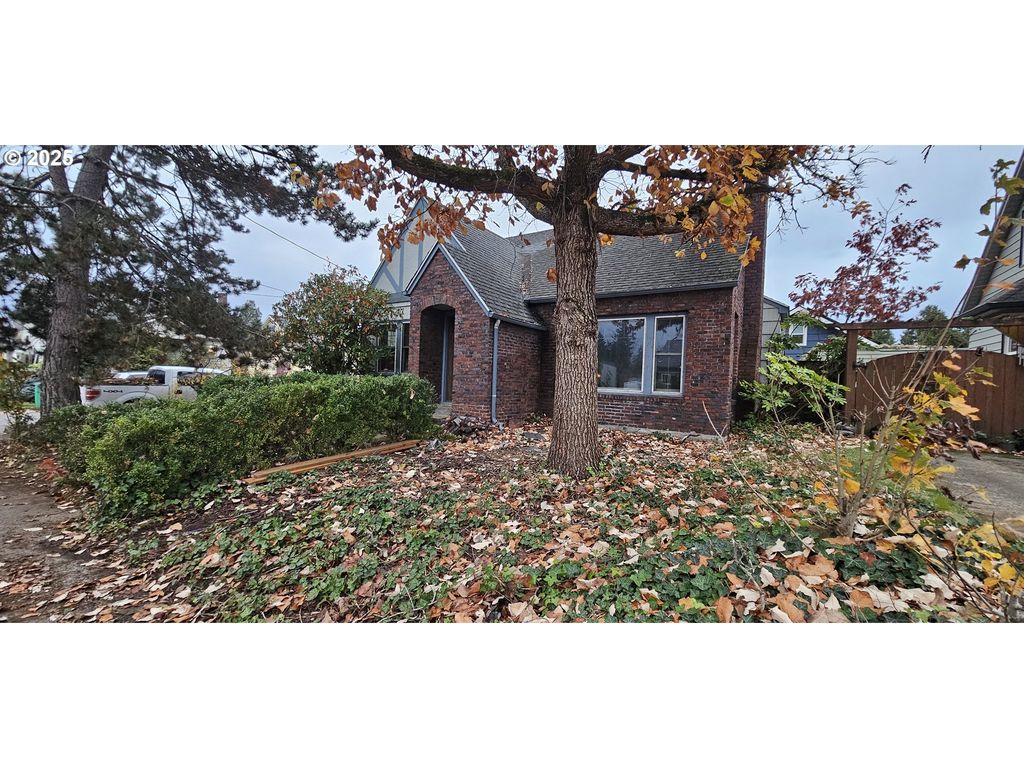 5836 Ne HALSEY St, Portland, OR 97213