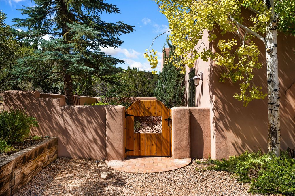 3 Camino Osito, Santa Fe, NM 87505