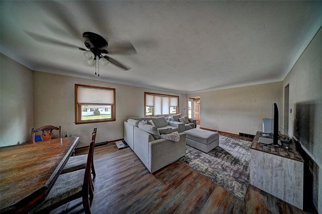 115 Main St, Center Point, IA 52213