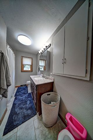 115 Main St, Center Point, IA 52213