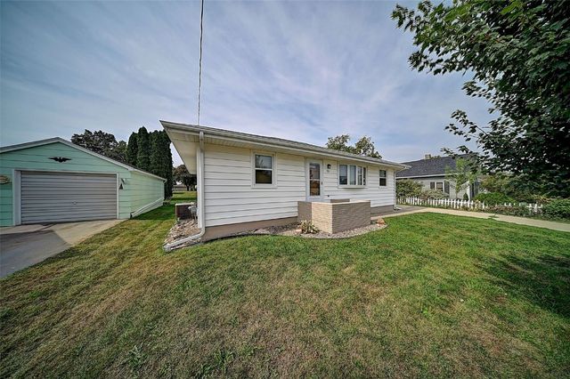 115 Main St, Center Point, IA 52213