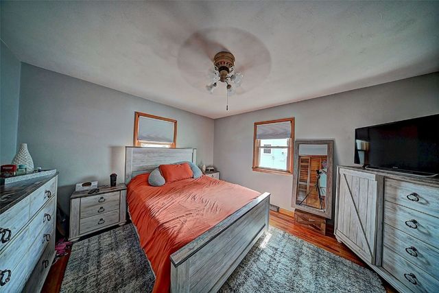 115 Main St, Center Point, IA 52213