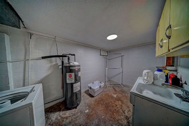 115 Main St, Center Point, IA 52213