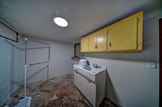 115 Main St, Center Point, IA 52213