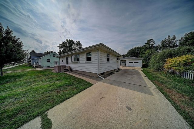 115 Main St, Center Point, IA 52213