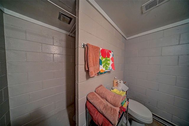 115 Main St, Center Point, IA 52213