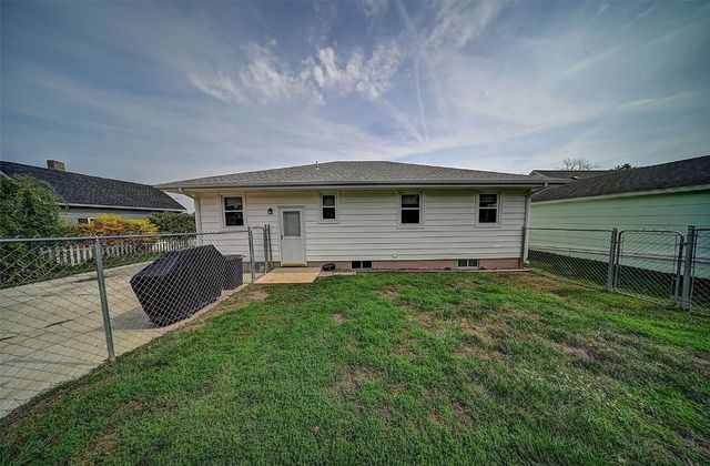 115 Main St, Center Point, IA 52213