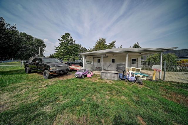 115 Main St, Center Point, IA 52213