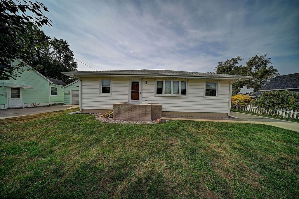 115 Main St, Center Point, IA 52213