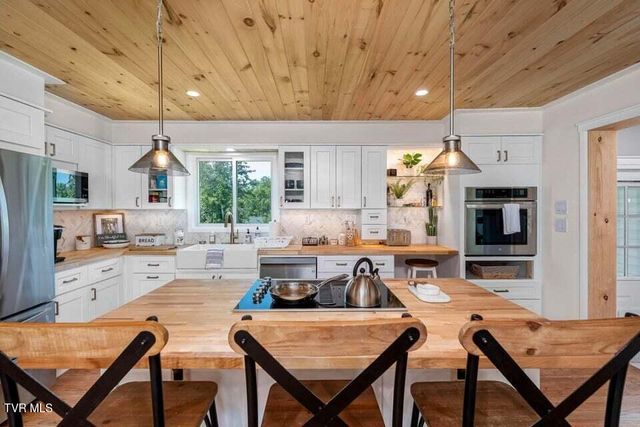 508 Woodhaven Drive, Johnson City, TN 37604