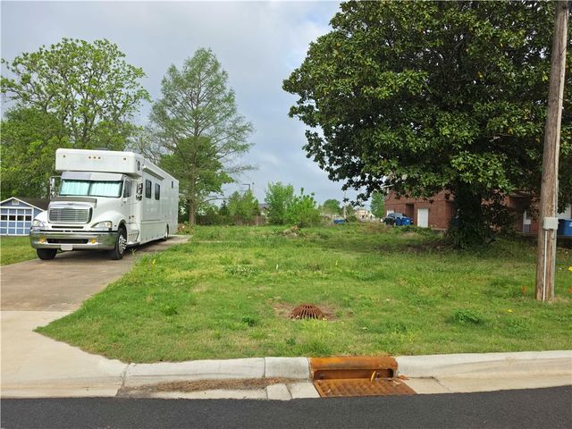 504 SW E Street, Bentonville, AR 72712