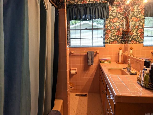7023 W Markham, Little Rock, AR 72205