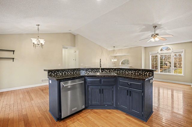 11773 N Meadow Curve, Lindstrom, MN 55045