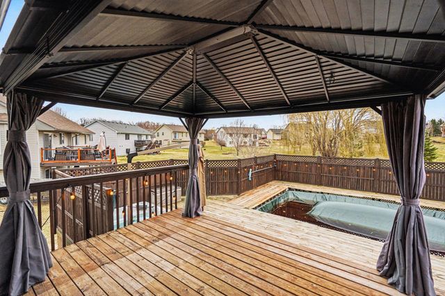 11773 N Meadow Curve, Lindstrom, MN 55045