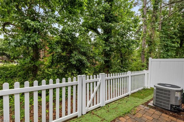 6 Village Park LN, Poquoson, VA 23662