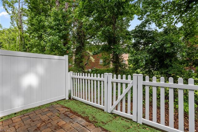 6 Village Park LN, Poquoson, VA 23662
