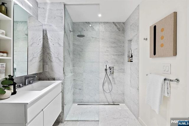 144 1st 6G, Jersey City, NJ 07302