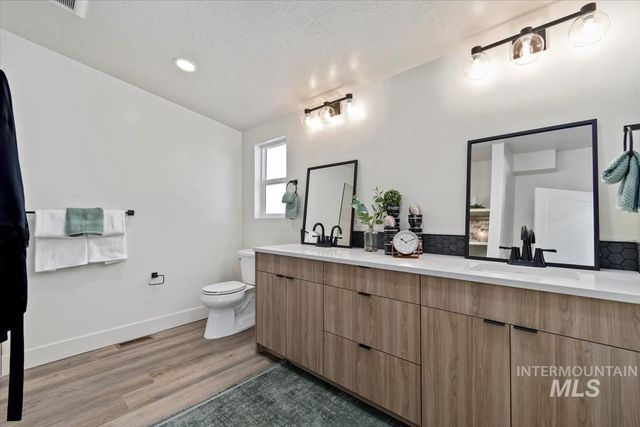 384 W London St, Middleton, ID 83644