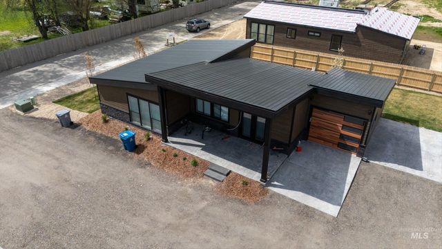 384 W London St, Middleton, ID 83644