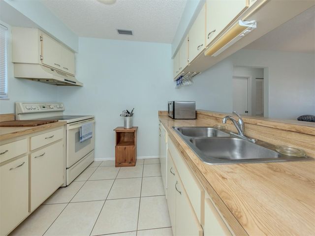 217 AIRPORT AVENUE W 216, Venice, FL 34285
