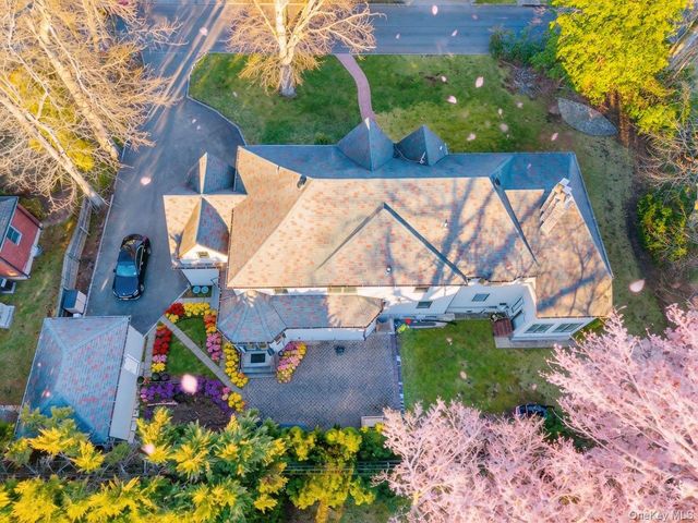 18 Robin Way, Great Neck, NY 11021