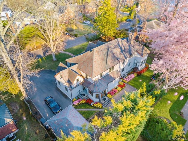 18 Robin Way, Great Neck, NY 11021