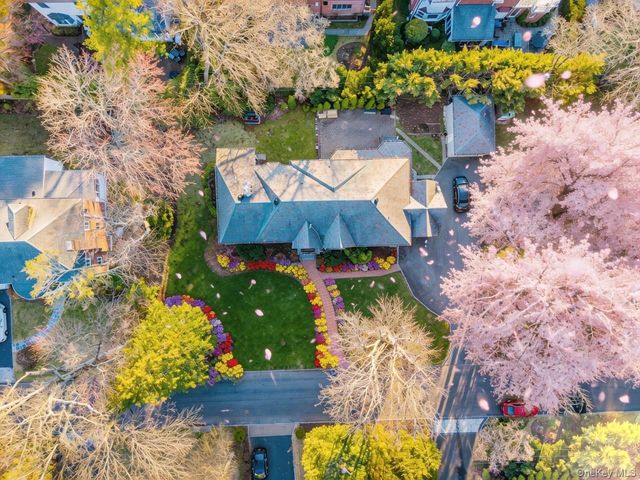 18 Robin Way, Great Neck, NY 11021