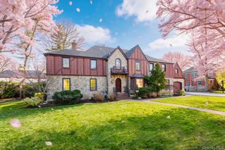 18 Robin Way, Great Neck, NY 11021