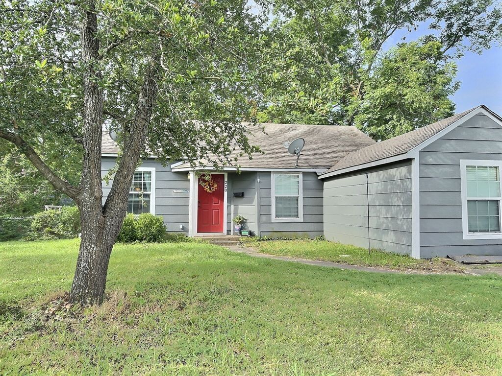 220 E Evans Avenue, Bonham, TX 75418
