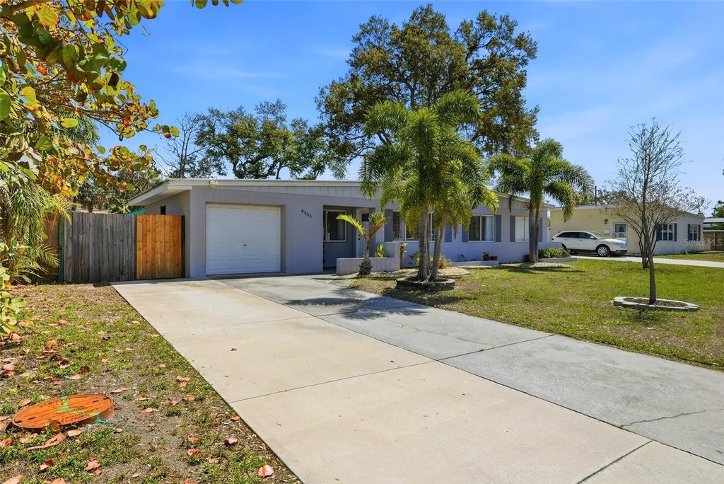 Image 3 of property listing at 6535 10TH STREET N, St Petersburg, FL 33702
