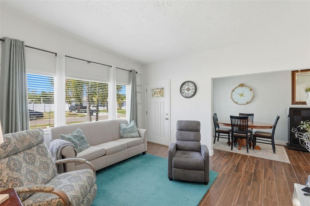 Image 5 of property listing at 6535 10TH STREET N, St Petersburg, FL 33702