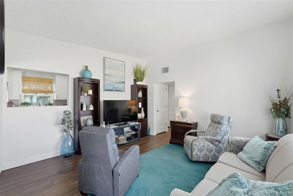 Image 6 of property listing at 6535 10TH STREET N, St Petersburg, FL 33702