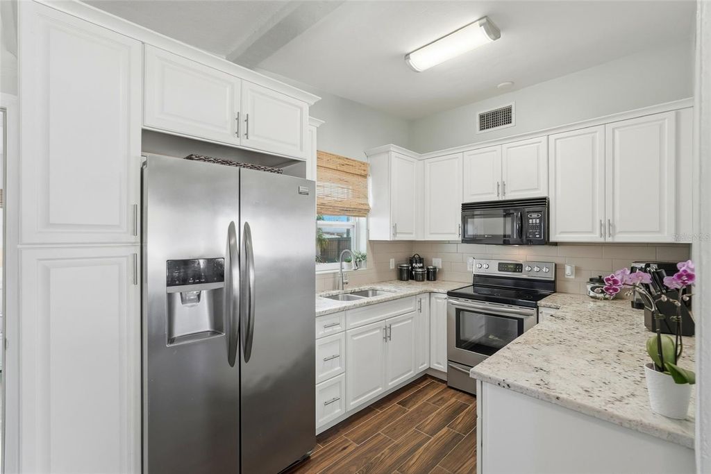 Image 7 of property listing at 6535 10TH STREET N, St Petersburg, FL 33702