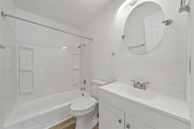 902 Twin Oaks Terrace, Harrisonville, MO 64701