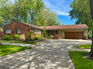 21203 River Road, Grosse Pointe Woods City, MI 48236
